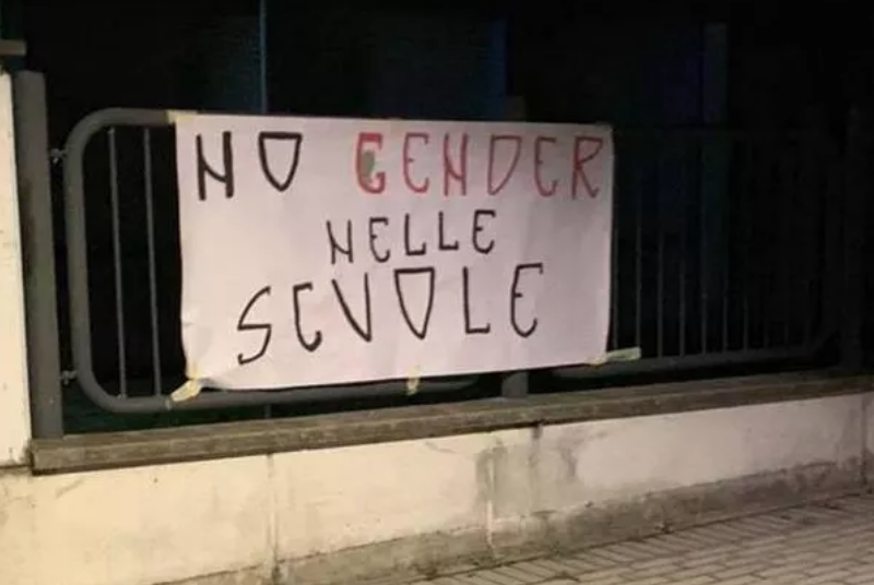 Casalgrande, striscione “no gender” davanti ad una scuola 1